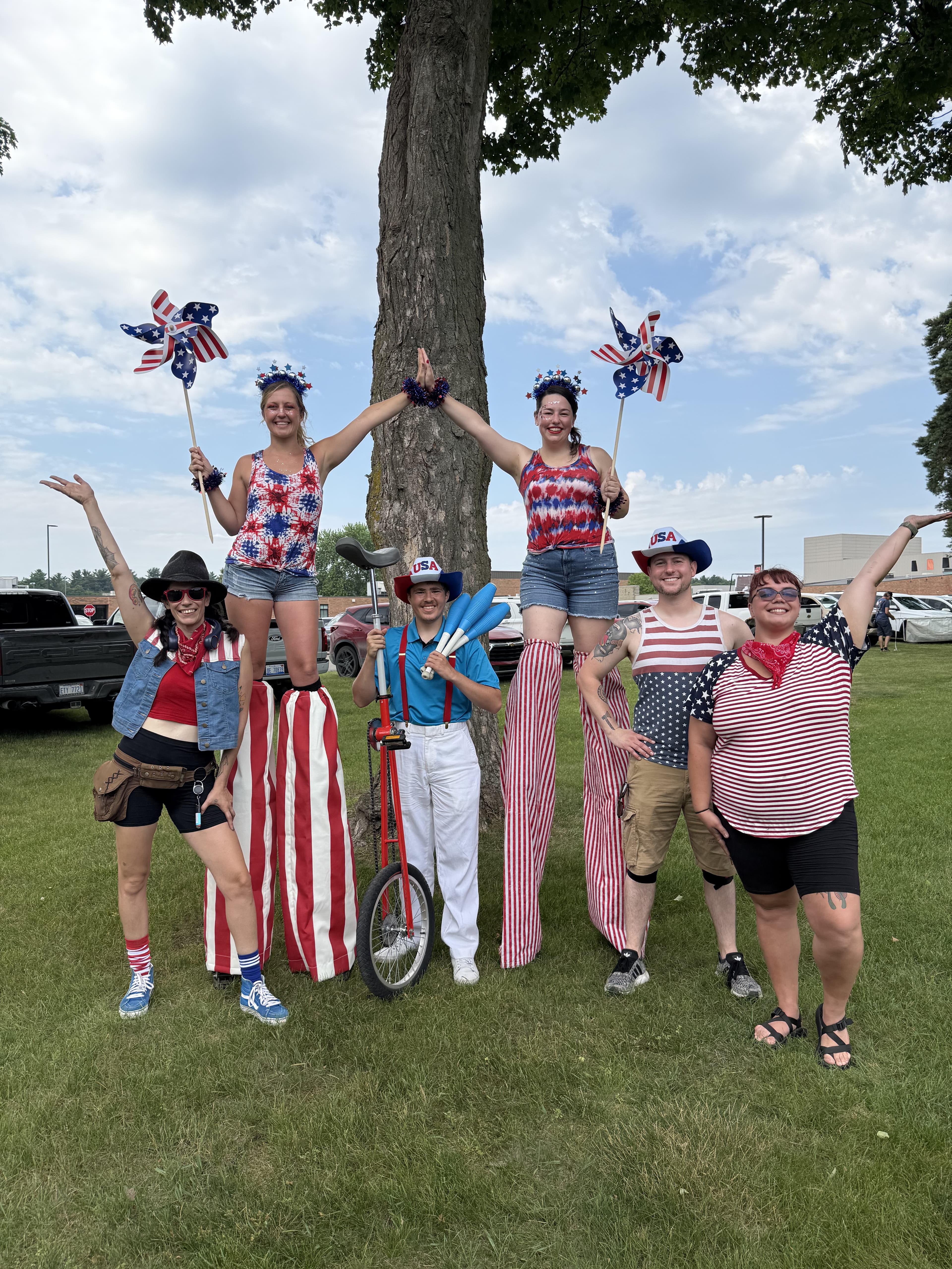 Living entertainment that mingles with your crowd